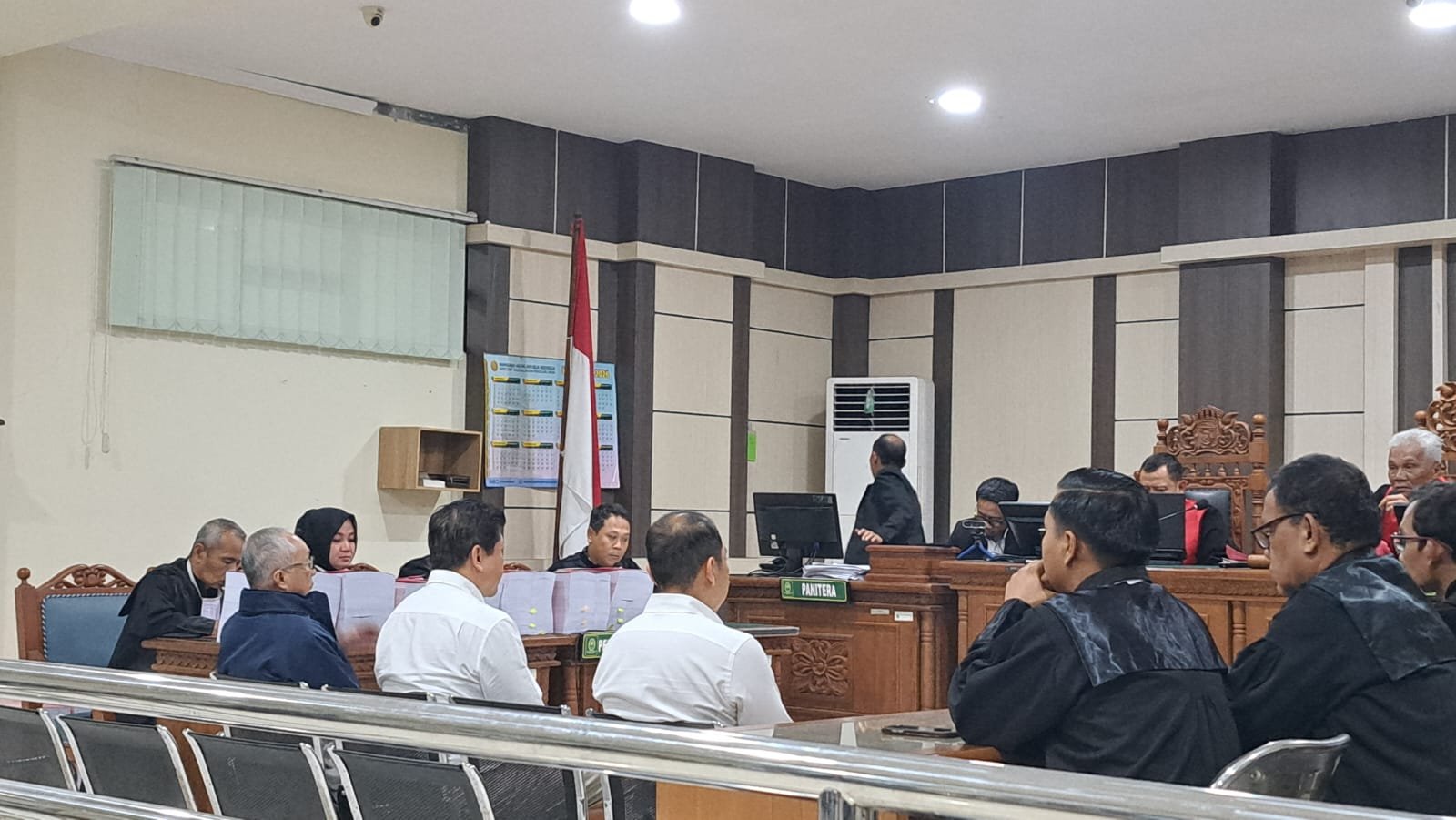 Dua bos Sritex (kemeja putih) sedang mengikuti sidang tuntutan di Pengadilan Tipikor Semarang, Senin (20/4/2026). (bae)