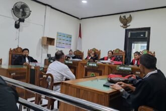 AKBP Basuki (kemeja putih) duduk di pengadilan saat sidang kasus kematian Levi, Senin (6/4/2026). (bae)