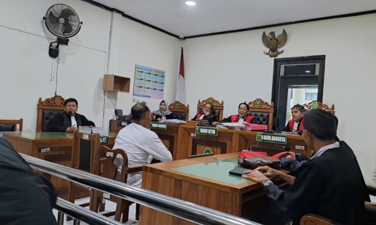 AKBP Basuki (kemeja putih) duduk di pengadilan saat sidang kasus kematian Levi, Senin (6/4/2026). (bae)