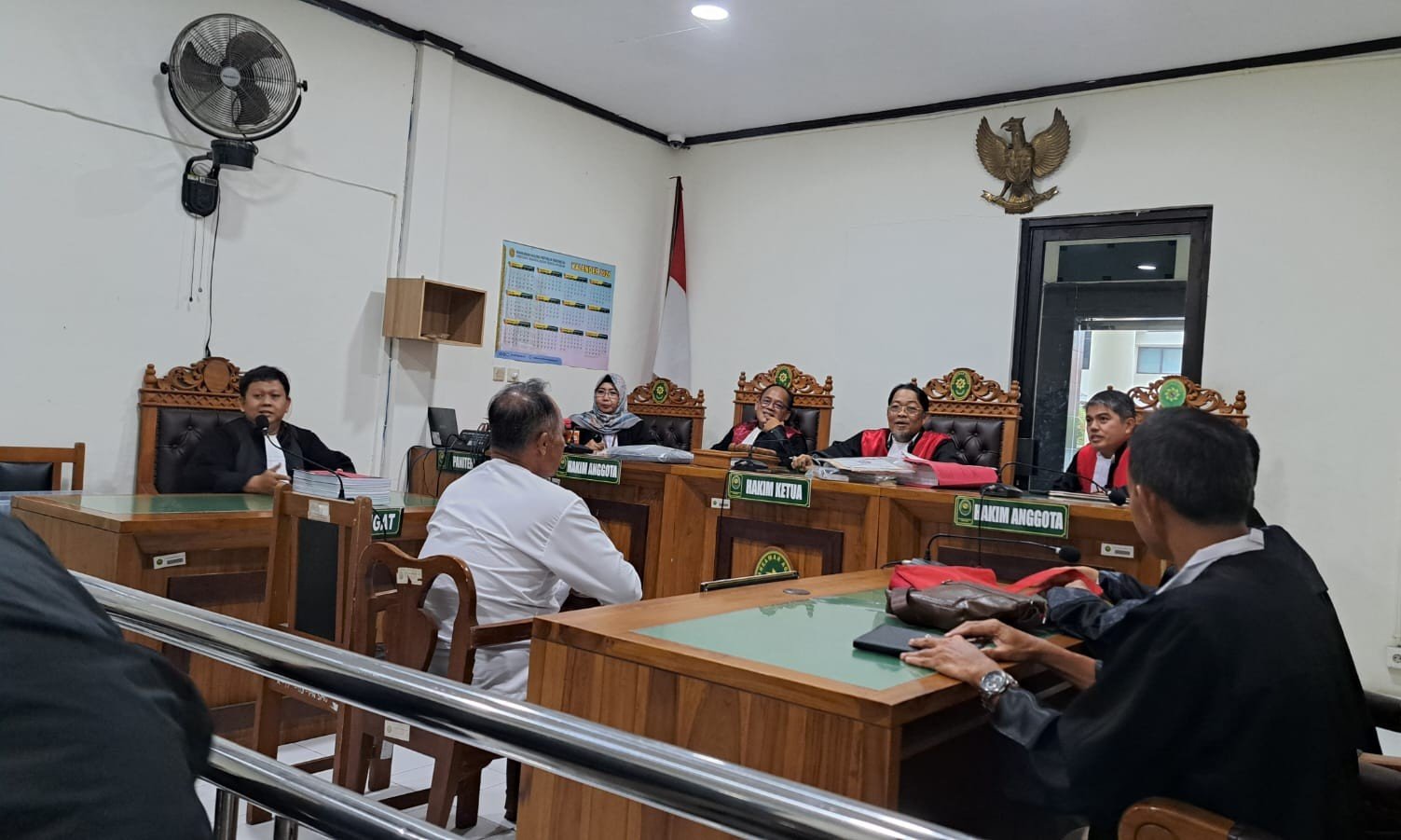 AKBP Basuki (kemeja putih) duduk di pengadilan saat sidang kasus kematian Levi, Senin (6/4/2026). (bae)