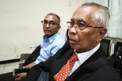 Pengacara senior OC Kaligis memberi keterangan ke media.