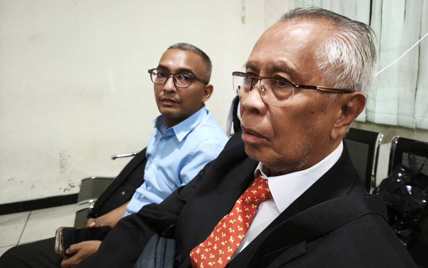 Pengacara senior OC Kaligis memberi keterangan ke media.