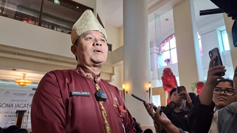 Sekretaris Dinas Kebudayaan dan Pariwisata (Disbudpar) Kota Semarang, Samsul Bahri Siregar berbicara di depan media, Selasa (21/4/2026). (bae)