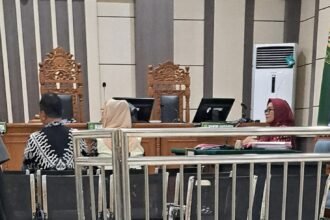 Mbak Ita duduk bareng Alwin saat menunggu sidang PK bersama penasihat hukumnya, Kamis (23/4/2026). (bae)