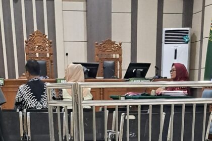 Mbak Ita duduk bareng Alwin saat menunggu sidang PK bersama penasihat hukumnya, Kamis (23/4/2026). (bae)