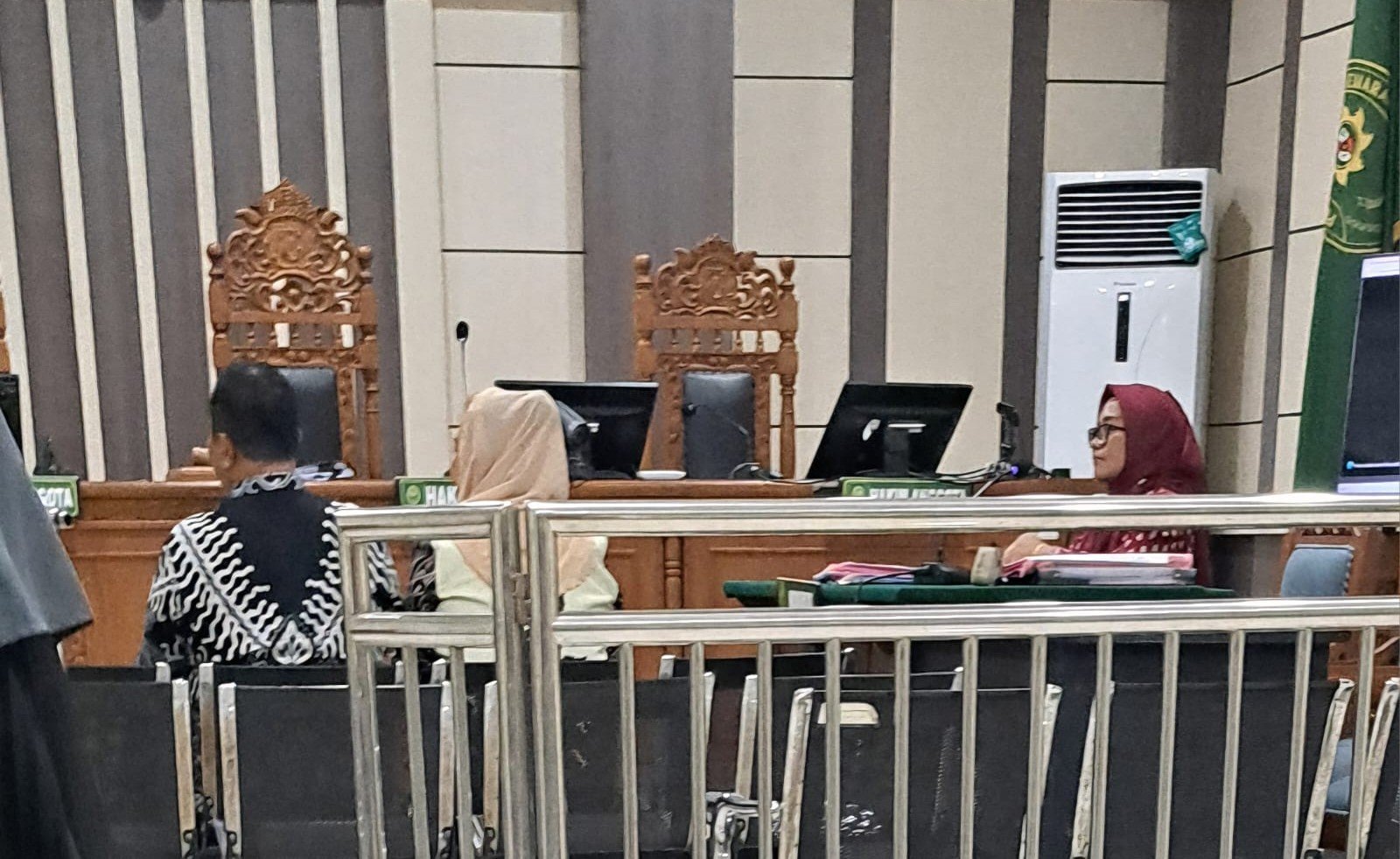 Mbak Ita duduk bareng Alwin saat menunggu sidang PK bersama penasihat hukumnya, Kamis (23/4/2026). (bae)