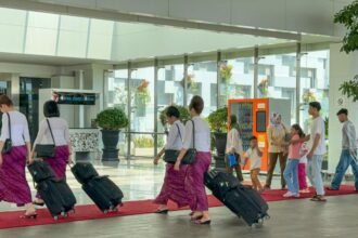 Pengguna jasa angkutan pesawat sedang berada di Bandara Ahmad Yani Semarang. (ist)