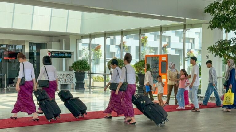 Pengguna jasa angkutan pesawat sedang berada di Bandara Ahmad Yani Semarang. (ist)