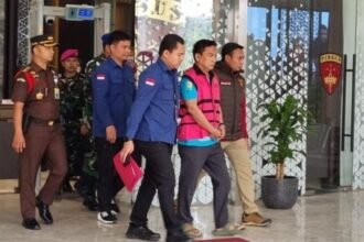 Ketua Ombudsman RI Hery Susanto digiring petugas Kejagung menuju tahanan.