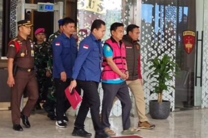 Ketua Ombudsman RI Hery Susanto digiring petugas Kejagung menuju tahanan.