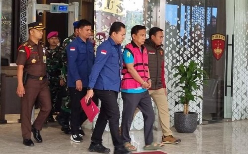 Ketua Ombudsman RI Hery Susanto digiring petugas Kejagung menuju tahanan.