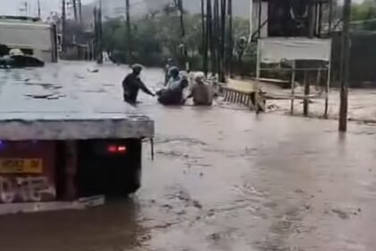 Banjir merendam jalur pantura Kudus, Minggu (12/4/2026).