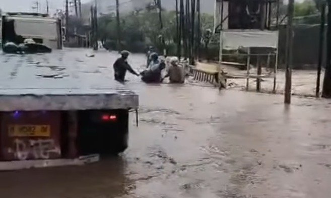 Banjir merendam jalur pantura Kudus, Minggu (12/4/2026).