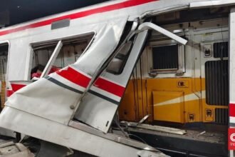 KA Argo Anggrek bertabrakan dengan KRL commuter line di Bekasi Timur, Senin (27/4/2026). Tiga orang dilaporkan tewas.