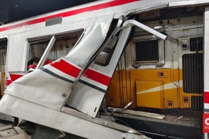 KA Argo Anggrek bertabrakan dengan KRL commuter line di Bekasi Timur, Senin (27/4/2026). Tiga orang dilaporkan tewas.