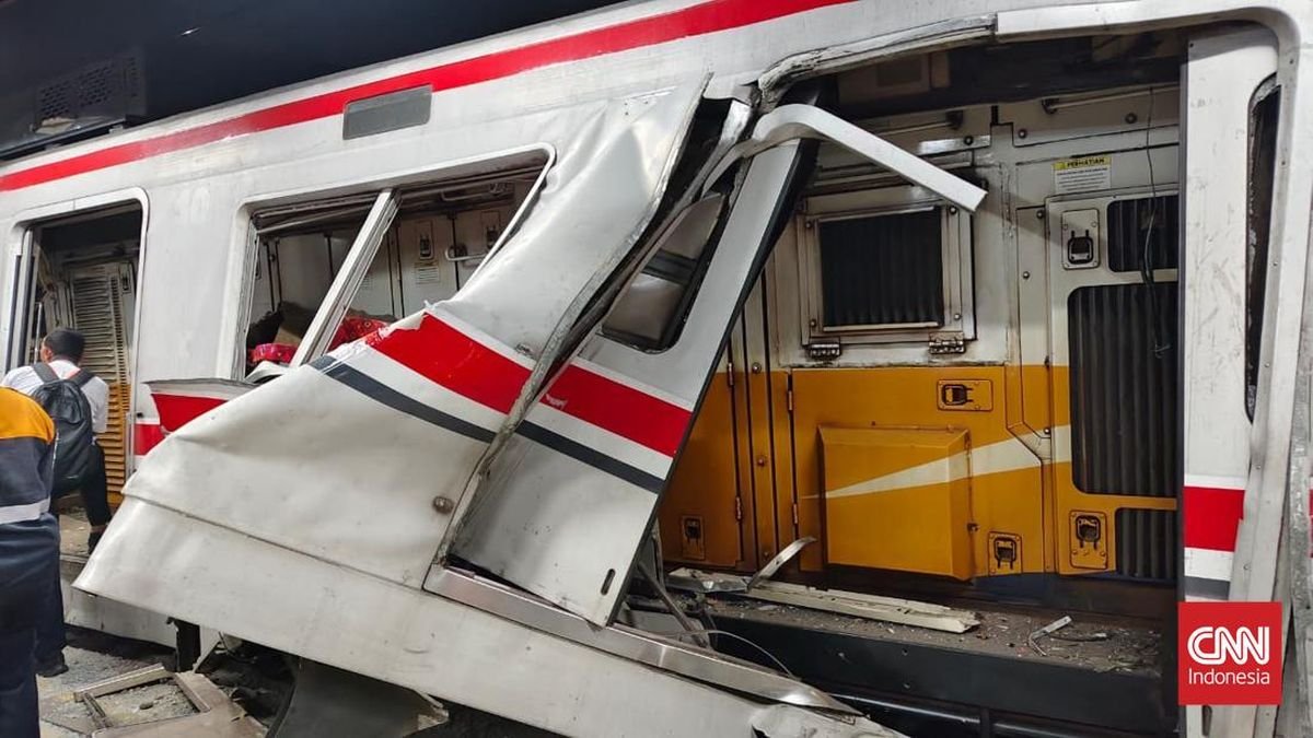 KA Argo Anggrek bertabrakan dengan KRL commuter line di Bekasi Timur, Senin (27/4/2026). Tiga orang dilaporkan tewas.