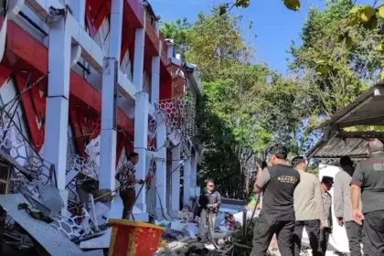 Gedung KONI Manado runtuh setelah diguncang gempa bumi pada Kamis (2/4/2026).