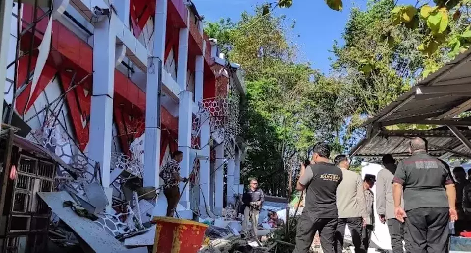 Gedung KONI Manado runtuh setelah diguncang gempa bumi pada Kamis (2/4/2026).
