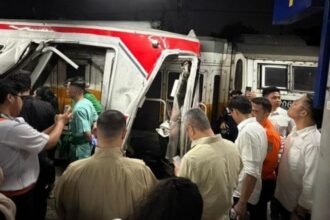 Menteri Perhubungan Dudy Purwagandhi (tengah) di Stasiun Bekasi Timur, mengecek kecelakaan Kereta Argo Bromo Anggrak dan KRL Commuter.
