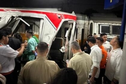 Menteri Perhubungan Dudy Purwagandhi (tengah) di Stasiun Bekasi Timur, mengecek kecelakaan Kereta Argo Bromo Anggrak dan KRL Commuter.