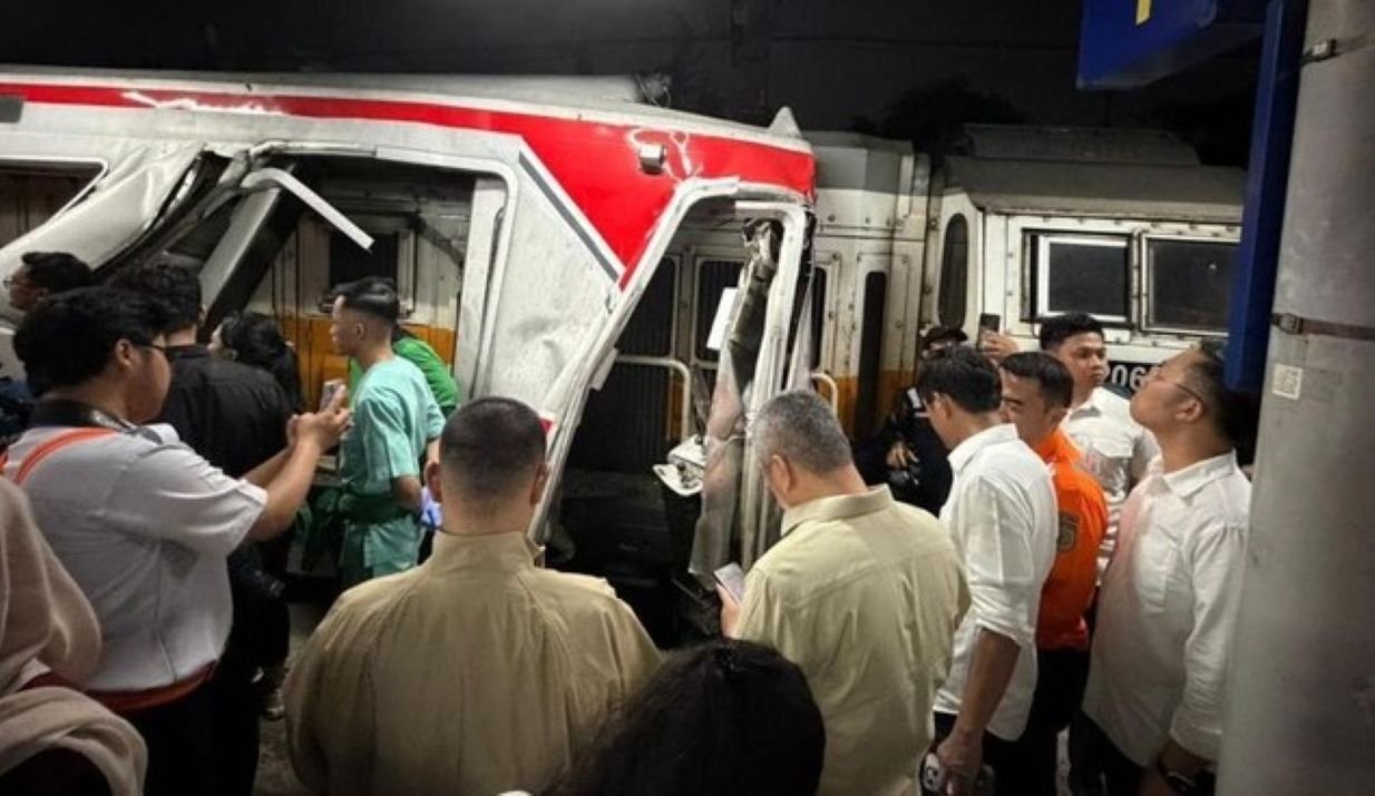 Menteri Perhubungan Dudy Purwagandhi (tengah) di Stasiun Bekasi Timur, mengecek kecelakaan Kereta Argo Bromo Anggrak dan KRL Commuter.