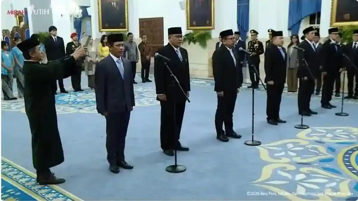 PELANTIKAN PEJABAT - Presiden RI, Prabowo Subianto resmi melantik enam pejabat, di Istana Negara, Jakarta, Senin (27/4/2026). Keenam pejabat tersebut menduduki jabatan sebagai Menteri, Kepala Lembaga, dan Penasehat Khusus dalam Kabinet Merah Putih.