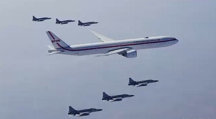 Pesawat Kepresidenan Indonesia dikawal jet tempur Angkatan Udara (AU). (ist)