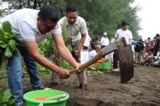 Wakil Ketua DPRD Jateng M Saleh turut menanam pohon dalam gerakan Jateng ASRI.