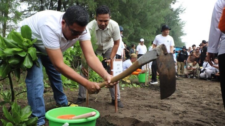 Wakil Ketua DPRD Jateng M Saleh turut menanam pohon dalam gerakan Jateng ASRI.