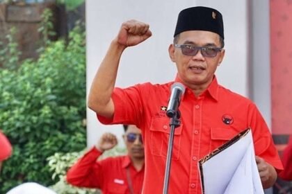 SEKRETARIS DPD - Sekretaris DPD PDIP Jateng, Sumanto.
