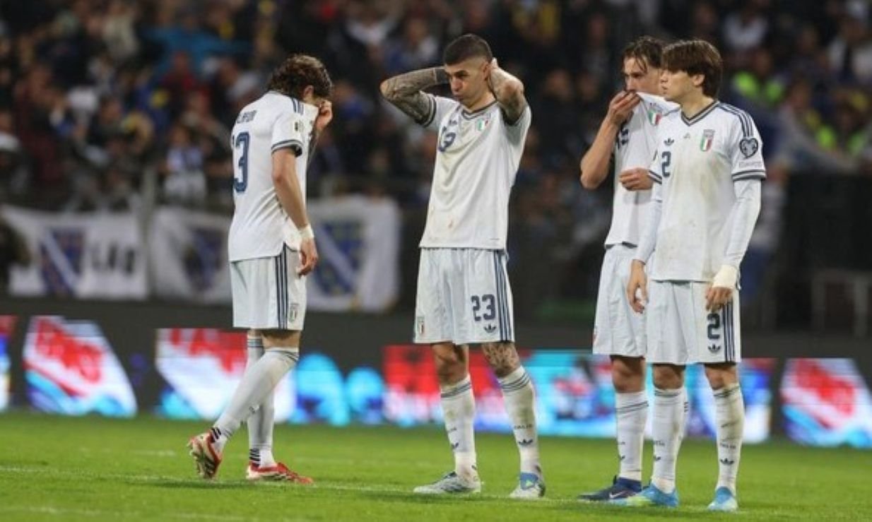 Reaksi pemain timnas Italia setelah gagal lolos ke Piala Dunia 2026.