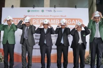 PRODI BARU--Petinggi Unwahas bersama Menteri ESDM mengenakan helm proyek saat meresmikan prodi pertambangan. (ist)