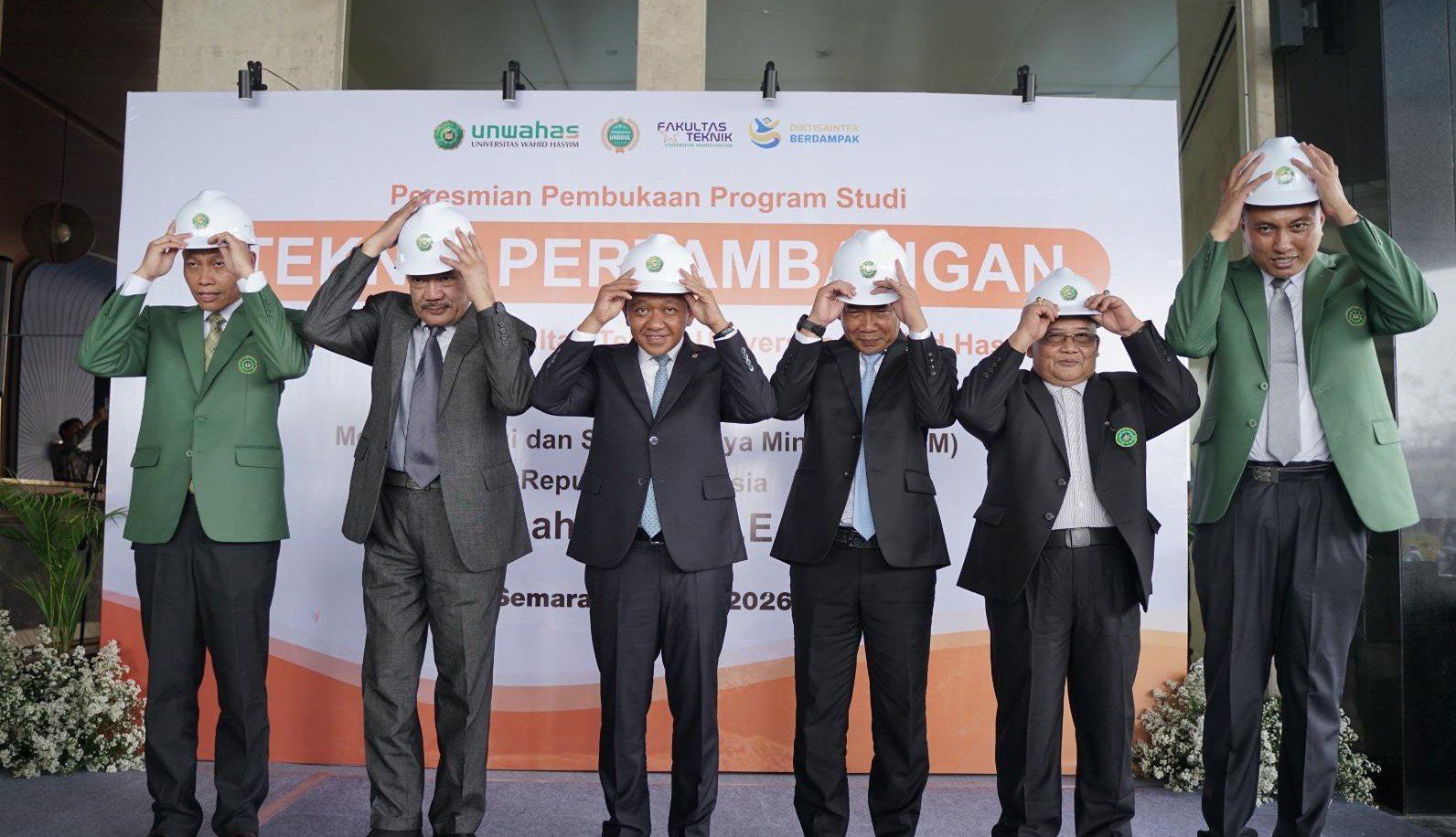 PRODI BARU--Petinggi Unwahas bersama Menteri ESDM mengenakan helm proyek saat meresmikan prodi pertambangan. (ist)