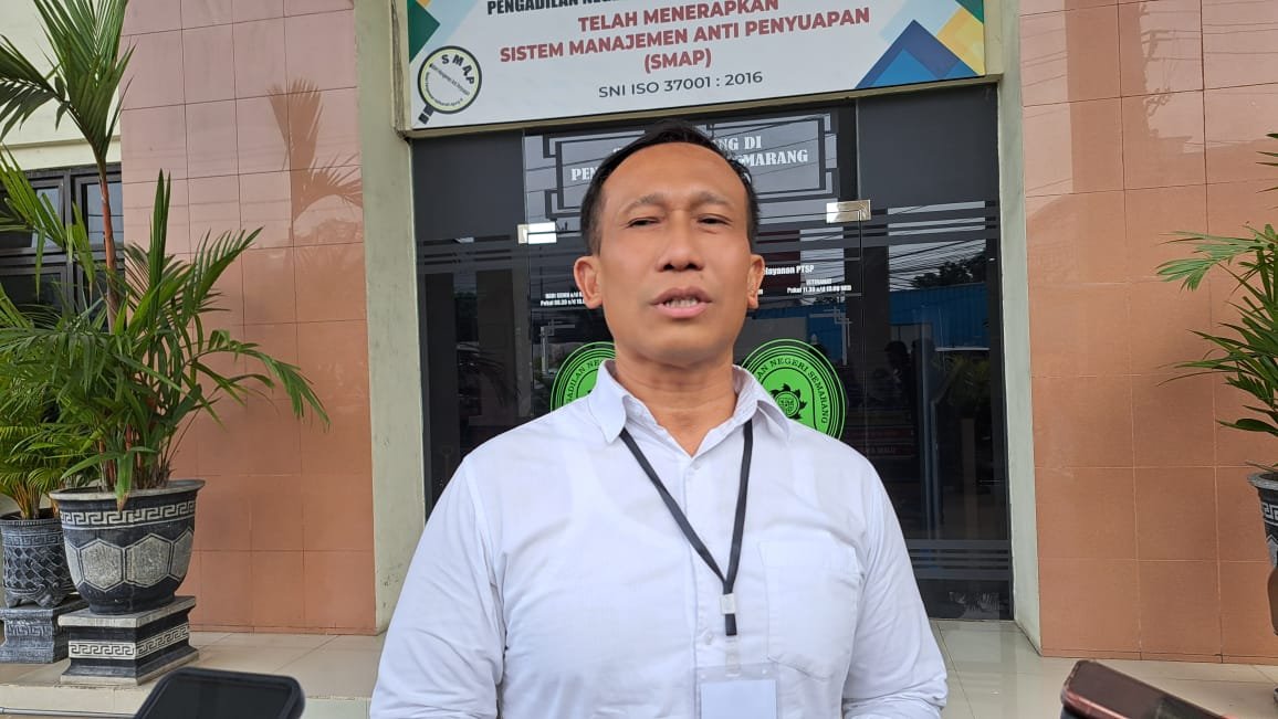 Pengacara keluarga korban, Zainal Petir, mengungkapkan kekecewaan pada Senin (4/5/2026), karena sidang tuntutan AKBP Basuki terus ditunda. (bae)