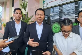 DAMPINGI KLIEN--Pengacara Setiawan (dua dari kiri) mendampingi kliennya, Bella, mengajukan PK di pengadilan, Senin (11/5/2026). (bae)