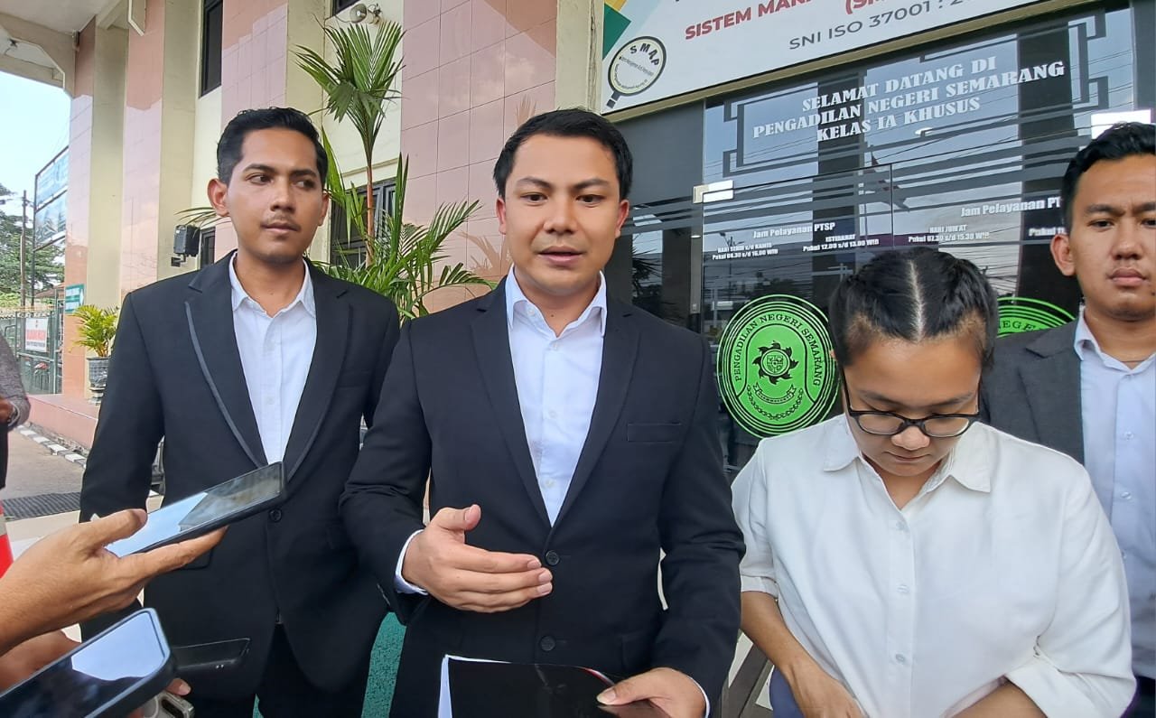 DAMPINGI KLIEN--Pengacara Setiawan (dua dari kiri) mendampingi kliennya, Bella, mengajukan PK di pengadilan, Senin (11/5/2026). (bae)