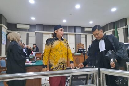 Gus Yazid (berpeci) menjalani sidang dakwaan kasus TPPU di Pengadilan Tipikor Semarang, Rabu (6/5/2026). (bae)