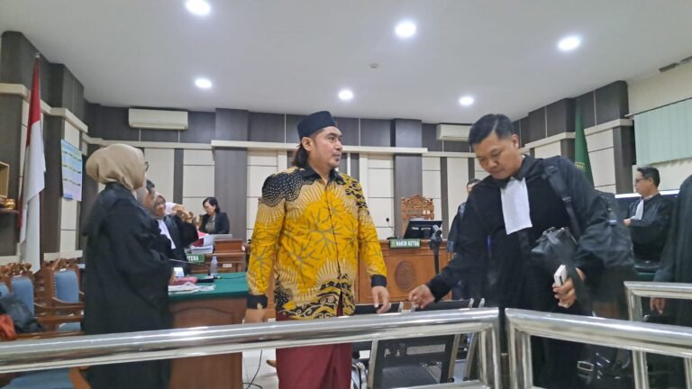 Gus Yazid (berpeci) menjalani sidang dakwaan kasus TPPU di Pengadilan Tipikor Semarang, Rabu (6/5/2026). (bae)
