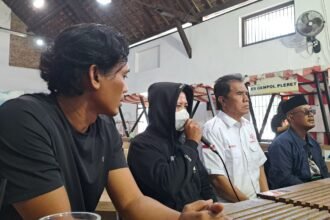 KORBAN CURHAT - Ayah korban pelecehan (bermasker) didampingi kuasa hukumnya menceritakan kasus yang dialami putrinya, Jumat (8/5/2026). (bae)