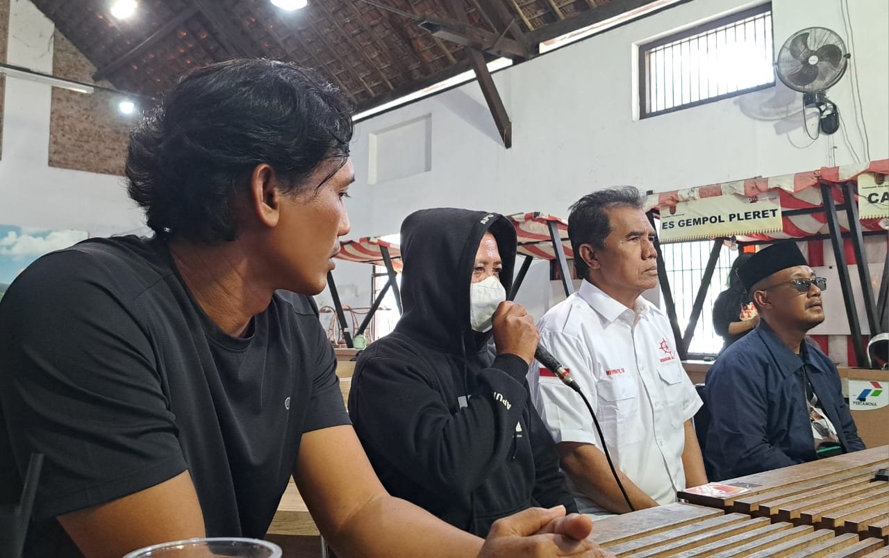 KORBAN CURHAT - Ayah korban pelecehan (bermasker) didampingi kuasa hukumnya menceritakan kasus yang dialami putrinya, Jumat (8/5/2026). (bae)