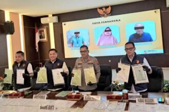 TUNJUKKAN BARANG BUKTI - Direktur Reskrimsus Polda Jateng Kombes Pol Djoko Julianto (Kanan) saat kegiatan konferensi pers kasus dugaan korupsi yang terjadi di BPR Bank Purworejo, di Markas Direktorat Reserse Kriminal Khusus Polda Jateng, Rabu (13/5/2026). (eka)