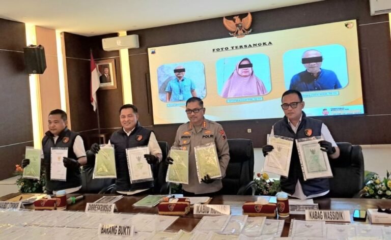 TUNJUKKAN BARANG BUKTI - Direktur Reskrimsus Polda Jateng Kombes Pol Djoko Julianto (Kanan) saat kegiatan konferensi pers kasus dugaan korupsi yang terjadi di BPR Bank Purworejo, di Markas Direktorat Reserse Kriminal Khusus Polda Jateng, Rabu (13/5/2026). (eka)