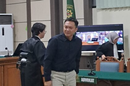 Eks pejabat Bank BJB, Dicky Syahbandinata menahan tangis usai divonis bebas di Pengadilan Tipikor Semarang, Kamis (7/5/2026). (bae)