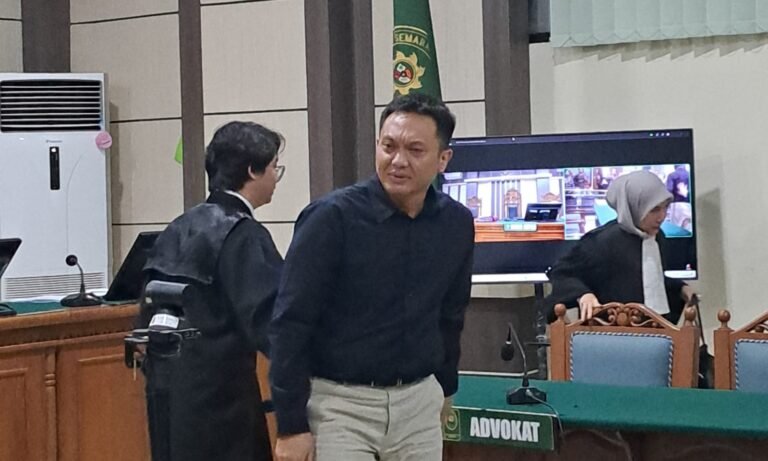 Eks pejabat Bank BJB, Dicky Syahbandinata menahan tangis usai divonis bebas di Pengadilan Tipikor Semarang, Kamis (7/5/2026). (bae)