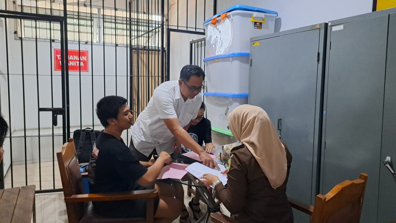 TERSANGKA CENGENGESAN -- Dua tersangka kasus peredaran sabu-sabu (berkaus hitam) masih bisa senyum-senyum saat diserahkan penyidik polisi ke jaksa penuntut umum, Rabu (13/5/2026). (bae)