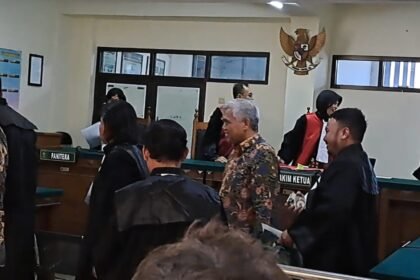TERDAKWA KORUPSI - Eks Direktur Bisnis Ritel dan Unit Usaha Syariah Bank Jateng, Hanawijaya (ubanan) menjalani sidang dakwaan di Semarang, Kamis (7/5/2026). (bae)