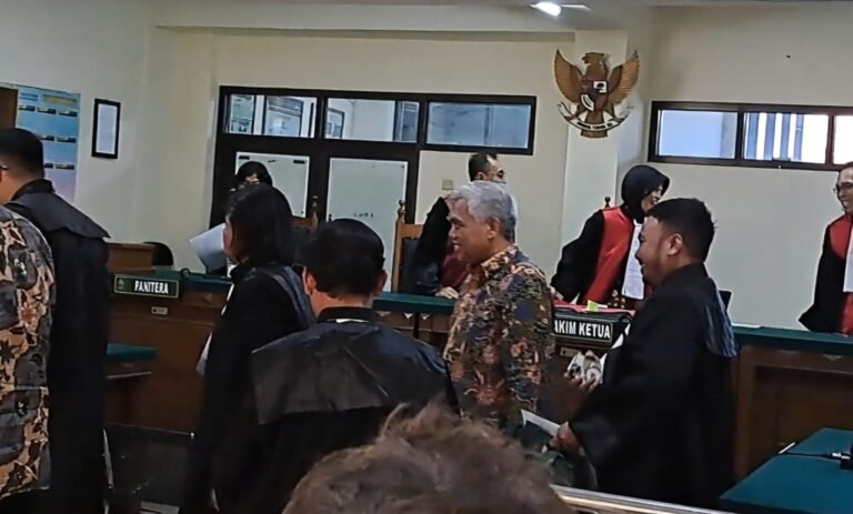 TERDAKWA KORUPSI - Eks Direktur Bisnis Ritel dan Unit Usaha Syariah Bank Jateng, Hanawijaya (ubanan) menjalani sidang dakwaan di Semarang, Kamis (7/5/2026). (bae)