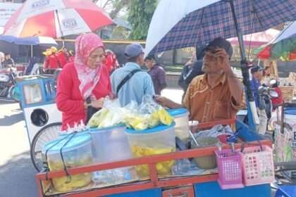 Buruh peserta aksi May Day turut melarisi dagangan pedagang kaki lima di lokasi aksi, Jl Pahlawan, Kota Semarang, Jum'at (1/5/2026). (dul)