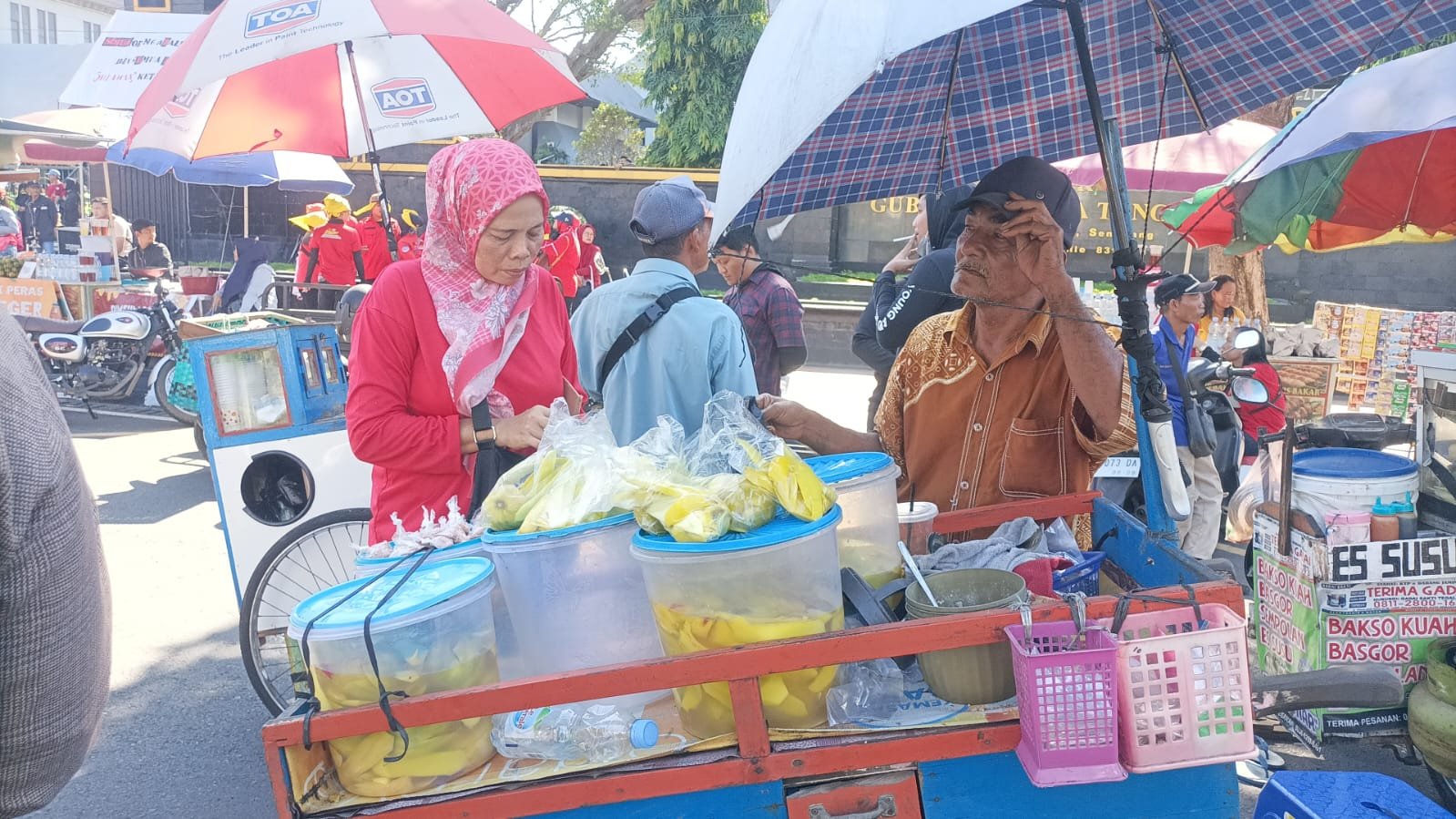 Buruh peserta aksi May Day turut melarisi dagangan pedagang kaki lima di lokasi aksi, Jl Pahlawan, Kota Semarang, Jum'at (1/5/2026). (dul)