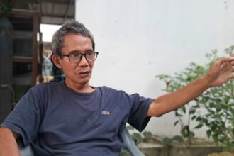 MEMBAHAS DIALEK--Pemerhati bahasa Jawa Semarangan, Hartono Samidjan, menjelaskan ciri khas dialeg Semarang saat ditemui di rumahnya, Kamis (14/5/2026). (bae)